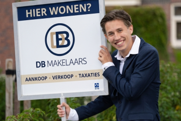 Riley met bord nieuwe logo